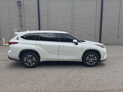 2022 Toyota Highlander Hybrid XLE