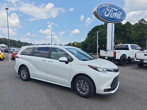 2026 Toyota Sienna XLE 8 Passenger