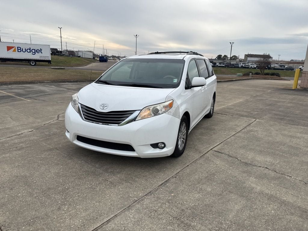 2013 Toyota Sienna XLE 8 Passenger